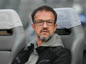 Herthas Manager Fredi Bobic sitzt im Berliner Olympiastadion auf der Bank. Herthas Manager Fredi Bobic sitzt im Berliner Olympiastadion auf der Bank.