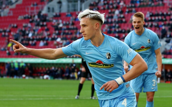 Möchte sich trotz Wechsel-Gerüchten auf die Saison beim SC Freiburg fokussieren: Nico Schlotterbeck. Foto: Alexander Hassenstein/Getty Images
