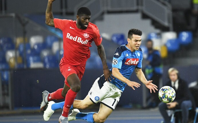 Salzburgs Jérôme Onguéné (l) kämpft mit Neapels Hirving Lozano um den Ball.