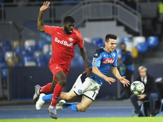 Salzburgs Jérôme Onguéné (l) kämpft mit Neapels Hirving Lozano um den Ball. Salzburgs Jérôme Onguéné (l) kämpft mit Neapels Hirving Lozano um den Ball.