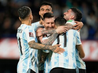 Argentiniens Lionel Messi (Mitte) feiert mit seinen Mannschaftskameraden. Argentiniens Lionel Messi (Mitte) feiert mit seinen Mannschaftskameraden.