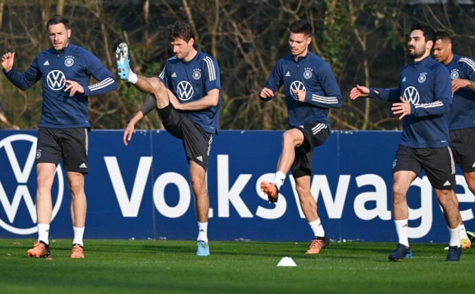 Die deutsche Nationalmannschaft um Christian Günther, Thomas Müller und Julian Weigl (l-r) im Abschlusstraining vor dem Israel-Spiel.