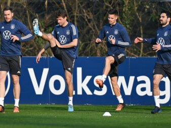 Die deutsche Nationalmannschaft um Christian Günther, Thomas Müller und Julian Weigl (l-r) im Abschlusstraining vor dem Israel-Spiel. Die deutsche Nationalmannschaft um Christian Günther, Thomas Müller und Julian Weigl (l-r) im Abschlusstraining vor dem Israel-Spiel.
