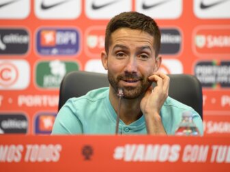 Portugals Joao Moutinho sitzt während einer Pressekonferenz auf dem Podium. Portugals Joao Moutinho sitzt während einer Pressekonferenz auf dem Podium.