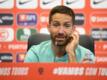 Portugals Joao Moutinho sitzt während einer Pressekonferenz auf dem Podium.