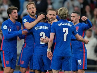 Englands Luke Shaw (M) feiert mit seinen Mannschaftskameraden das Tor zum 1:1-Ausgleich. Englands Luke Shaw (M) feiert mit seinen Mannschaftskameraden das Tor zum 1:1-Ausgleich.