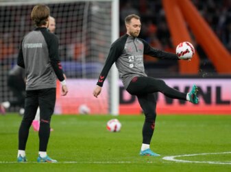 Dänemarks Christian Eriksen (r) wärmt sich vor Beginn der Partie auf Dänemarks Christian Eriksen (r) wärmt sich vor Beginn der Partie auf