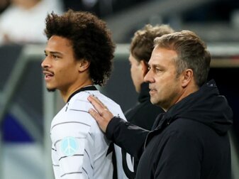 Bundestrainer Hansi Flick (r) bereitet Leroy Sané im Spiel gegen Israel auf dessen Einwechselung vor. Bundestrainer Hansi Flick (r) bereitet Leroy Sané im Spiel gegen Israel auf dessen Einwechselung vor.
