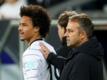 Bundestrainer Hansi Flick (r) bereitet Leroy Sané im Spiel gegen Israel auf dessen Einwechselung vor.