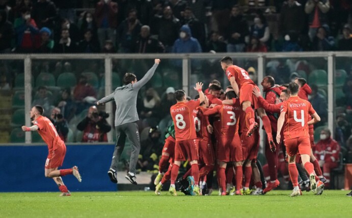 Die Spieler von Nordmazedonien feiern nach dem 1:0 Sieg über Italien.