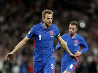 Harry Kane (vorn) jubelt über sein Tor für England zum 2:1 gegen die Schweiz. Harry Kane (vorn) jubelt über sein Tor für England zum 2:1 gegen die Schweiz.