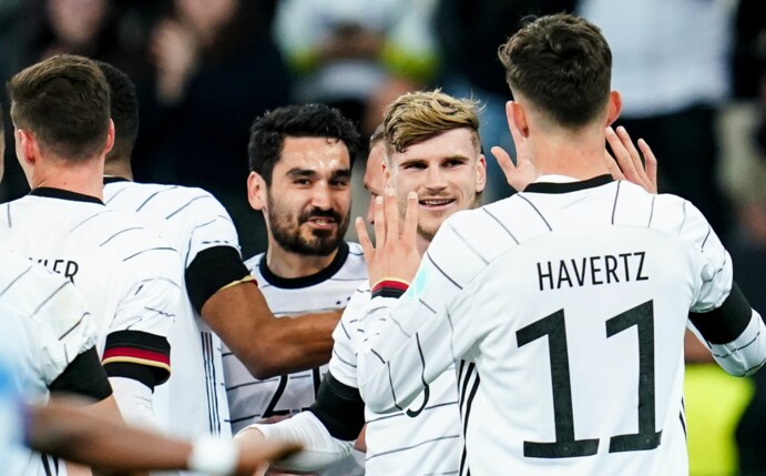Timo Werner (2.v.r) klatscht mit Kai Havertz (11) nach dem Treffer zum 2:0 ab.