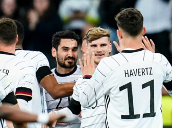 Timo Werner (2.v.r) klatscht mit Kai Havertz (11) nach dem Treffer zum 2:0 ab. Timo Werner (2.v.r) klatscht mit Kai Havertz (11) nach dem Treffer zum 2:0 ab.