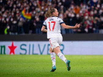 Fußball-Profi Klara Bühl von Bayern München jubelt. Fußball-Profi Klara Bühl von Bayern München jubelt.