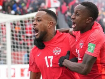 Kanadas Cyle Larin (l) und Richie Laryea feiern. Kanadas Cyle Larin (l) und Richie Laryea feiern.