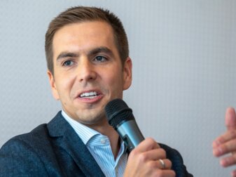 Für Philipp Lahm hätte die Fußball-WM nicht nach Katar vergeben werden dürfen. Für Philipp Lahm hätte die Fußball-WM nicht nach Katar vergeben werden dürfen.