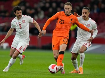 Yussuf Poulsen (r) verletzte sich bei Dänemarks Niederlage in Amsterdam. Yussuf Poulsen (r) verletzte sich bei Dänemarks Niederlage in Amsterdam.