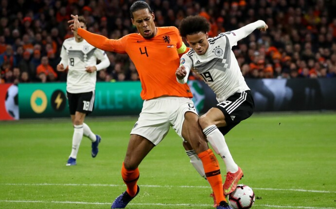 Leroy Sané (r) gewann mit der DFB-Elf 2019 in Amsterdam gegen die Niederlande mit Virgil Van Dijk.