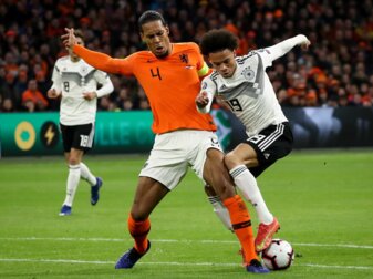 Leroy Sané (r) gewann mit der DFB-Elf 2019 in Amsterdam gegen die Niederlande mit Virgil Van Dijk. Leroy Sané (r) gewann mit der DFB-Elf 2019 in Amsterdam gegen die Niederlande mit Virgil Van Dijk.
