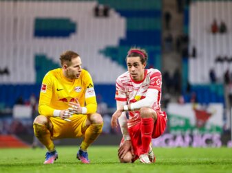 Haben sich bei Spielen ihrer Nationalteams verletzt: Der Däne Yussuf Poulsen (r) und der ungarische Torwart Peter Gulacsi. Haben sich bei Spielen ihrer Nationalteams verletzt: Der Däne Yussuf Poulsen (r) und der ungarische Torwart Peter Gulacsi.