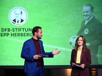 Die Moderatoren des Abends Christina Rann (l) und Sven Voss führen durch die Verleihung der Sepp-Herberger-Awards 2022. Die Moderatoren des Abends Christina Rann (l) und Sven Voss führen durch die Verleihung der Sepp-Herberger-Awards 2022.
