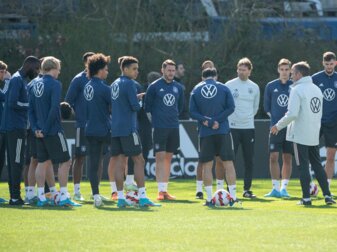 Bundestrainer Hansi Flick (r) wendet sich beim Abschlusstraining an die Spieler der Nationalmannschaft. Bundestrainer Hansi Flick (r) wendet sich beim Abschlusstraining an die Spieler der Nationalmannschaft.
