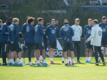 Bundestrainer Hansi Flick (r) wendet sich beim Abschlusstraining an die Spieler der Nationalmannschaft.