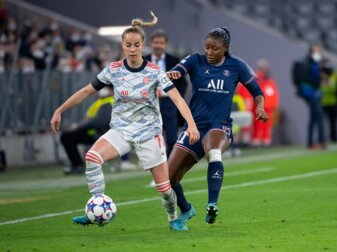 Bayerns Giulia Gwinn (l) schirmt den Ball vor Paris Kadidiatou Diani ab. Bayerns Giulia Gwinn (l) schirmt den Ball vor Paris Kadidiatou Diani ab.