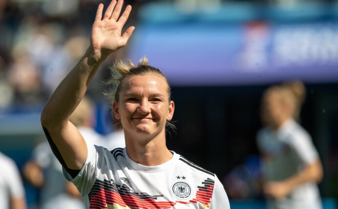 Deutschlands Alexandra Popp winkt nach einem Spiel den Zuschauern zu.