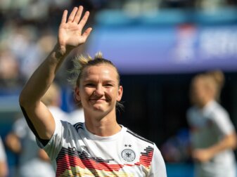 Deutschlands Alexandra Popp winkt nach einem Spiel den Zuschauern zu. Deutschlands Alexandra Popp winkt nach einem Spiel den Zuschauern zu.