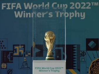 Der FIFA-WM-Pokal steht bei einer Veranstaltung in einer Vitrine. Der FIFA-WM-Pokal steht bei einer Veranstaltung in einer Vitrine.