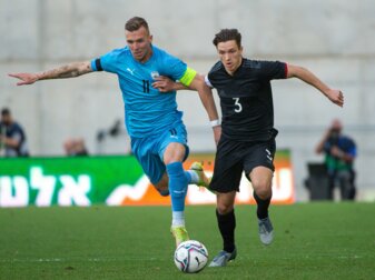 Noah Katterbach (r) kämpft gegen Israels Eden Karzev um den Ballbesitz. Noah Katterbach (r) kämpft gegen Israels Eden Karzev um den Ballbesitz.
