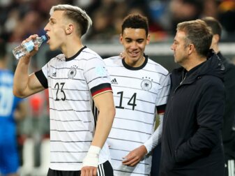 Bundestrainer Hansi Flick (r-l) spricht mit Jamal Musiala, daneben Nico Schlotterbeck. Bundestrainer Hansi Flick (r-l) spricht mit Jamal Musiala, daneben Nico Schlotterbeck.