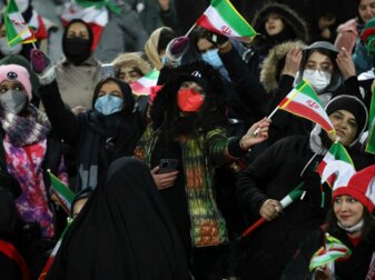 Blieben trotz gültiger Tickets beim Länderspiel Iran gegen Libanon ausgesperrt: Weibliche iranische Fußballfans. Blieben trotz gültiger Tickets beim Länderspiel Iran gegen Libanon ausgesperrt: Weibliche iranische Fußballfans.