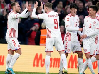 Der Däne Christian Eriksen (l) feiert mit seinem Mannschaftskameraden Jacob Bruun Larsen nach seinem Tor zum 3:0. Der Däne Christian Eriksen (l) feiert mit seinem Mannschaftskameraden Jacob Bruun Larsen nach seinem Tor zum 3:0.