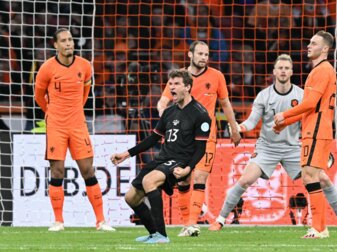 Thomas Müller (M) jubelt nach seinem Treffer zum 1:0 im Spiel gegen die Niederlande. Thomas Müller (M) jubelt nach seinem Treffer zum 1:0 im Spiel gegen die Niederlande.