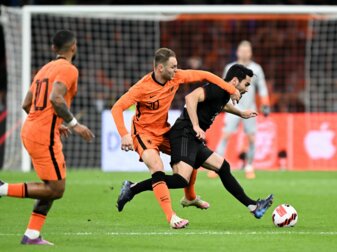 Hat viele Angriffe der Niederländer früh unterbunden: Ilkay Gündogan (r) in Aktion gegen Teun Koopmeiners (M). Hat viele Angriffe der Niederländer früh unterbunden: Ilkay Gündogan (r) in Aktion gegen Teun Koopmeiners (M).