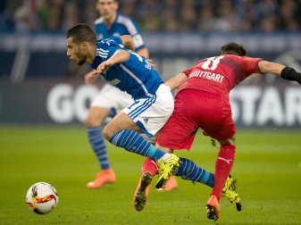 Schalkes Younes Belhanda (l) und Lukas Rupp von Stuttgart kämpfen um den Ball. Foto: Bernd Thissen Schalkes Younes Belhanda (l) und Lukas Rupp von Stuttgart kämpfen um den Ball. Foto: Bernd Thissen