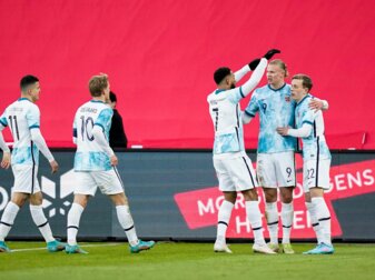 Norwegens Erling Haaland (2.v.r) jubelt nach dem Tor zum 1:0 mit seiner Mannschaft. Norwegens Erling Haaland (2.v.r) jubelt nach dem Tor zum 1:0 mit seiner Mannschaft.