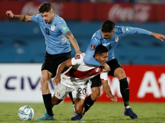 Perus Edison Flores (M) kämpft mit Uruguays Rodrigo Bentancur (r) und Federico Valverde um den Ball. Perus Edison Flores (M) kämpft mit Uruguays Rodrigo Bentancur (r) und Federico Valverde um den Ball.