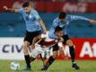 Perus Edison Flores (M) kämpft mit Uruguays Rodrigo Bentancur (r) und Federico Valverde um den Ball.