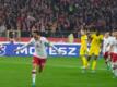 Der polnische Nationalspieler Robert Lewandowski (l) jubelt nach dem Tor zum 1:0.