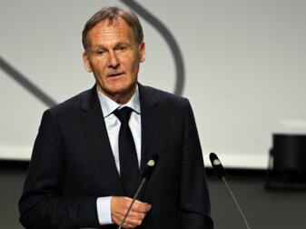 Kritischer Blick: BVB-Boss Hans-Joachim Watzke. Kritischer Blick: BVB-Boss Hans-Joachim Watzke.