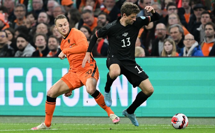 Thomas Müller (r) in Aktion gegen den Niederländer Teun Koopmeiners.