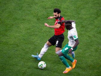 Ägypten-Star Mohamed Salah (l) im Zweikampf mit Sadio Mane. Ägypten-Star Mohamed Salah (l) im Zweikampf mit Sadio Mane.