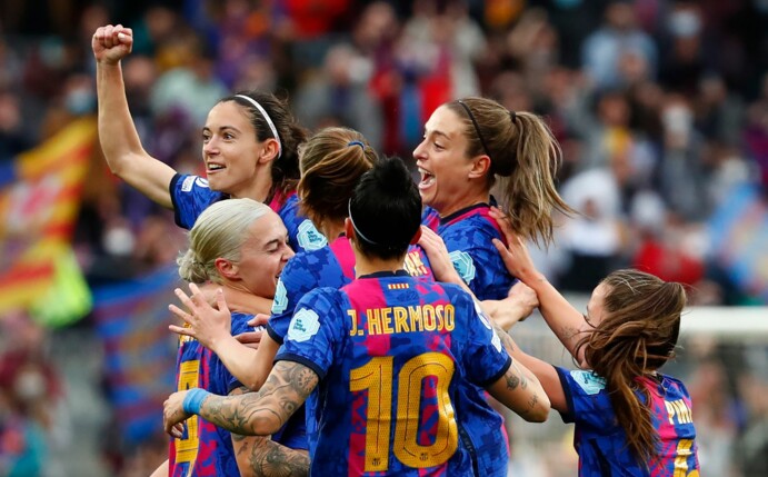 Die Spielerinnen vom FC Barcelona feiern ein Tor: Sie gewinnen im Camp Nou gegen Real Madrid.
