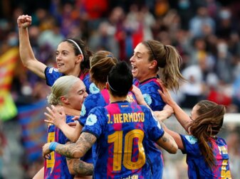 Die Spielerinnen vom FC Barcelona feiern ein Tor: Sie gewinnen im Camp Nou gegen Real Madrid. Die Spielerinnen vom FC Barcelona feiern ein Tor: Sie gewinnen im Camp Nou gegen Real Madrid.