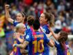 Die Spielerinnen vom FC Barcelona feiern ein Tor: Sie gewinnen im Camp Nou gegen Real Madrid.