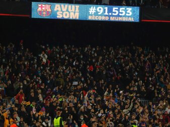 91.553 Menschen waren in Barcelona im Stadion. 91.553 Menschen waren in Barcelona im Stadion.