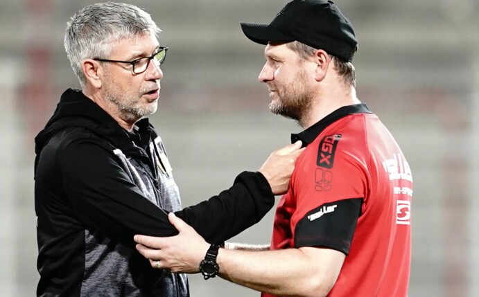 Die Trainer Urs Fischer und Steffen Baumgart (r) unterhalten sich nach einem Spiel.